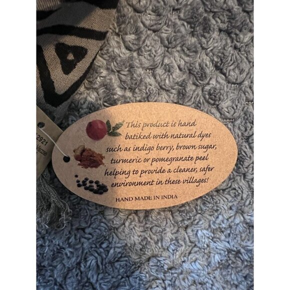 NWT ART STUDIO COMPANY Fish Design Gray Viscose Fringe Scarf - Picture 9 of 9